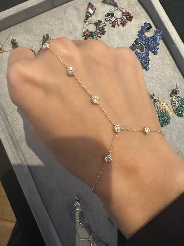 Jodi Hand Bracelet with 6 Diamonds and 18k gold 💎